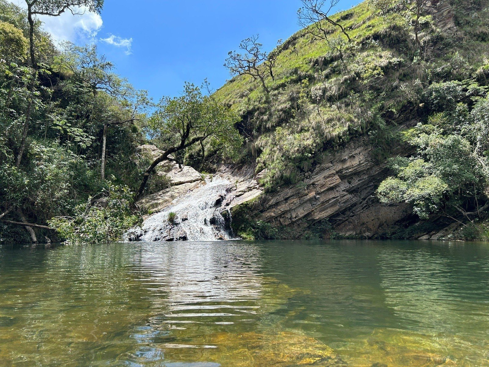 Cachoeira da Capivara caindo em um poço de água verde cercado de mata