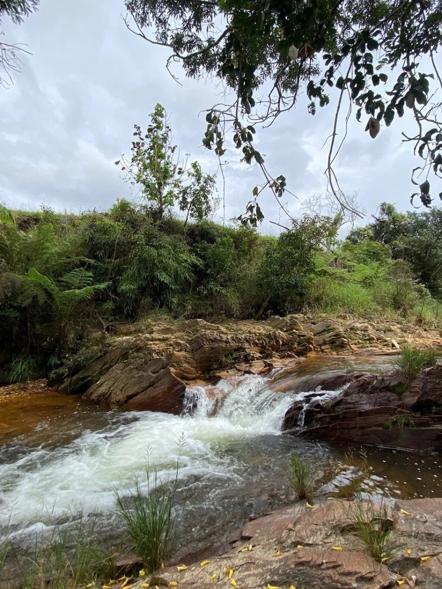 Encontro das Águas, corredeira entre pedras avermelhadas dentro da propriedade