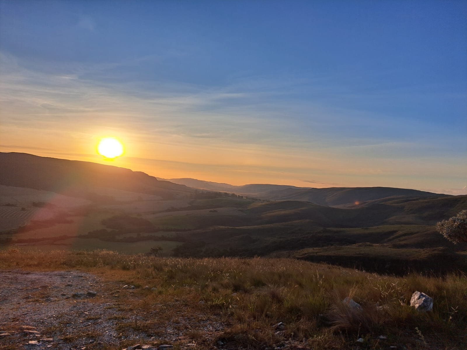 Pôr do sol visto do mirante, com a Serra da Canastra ao fundo