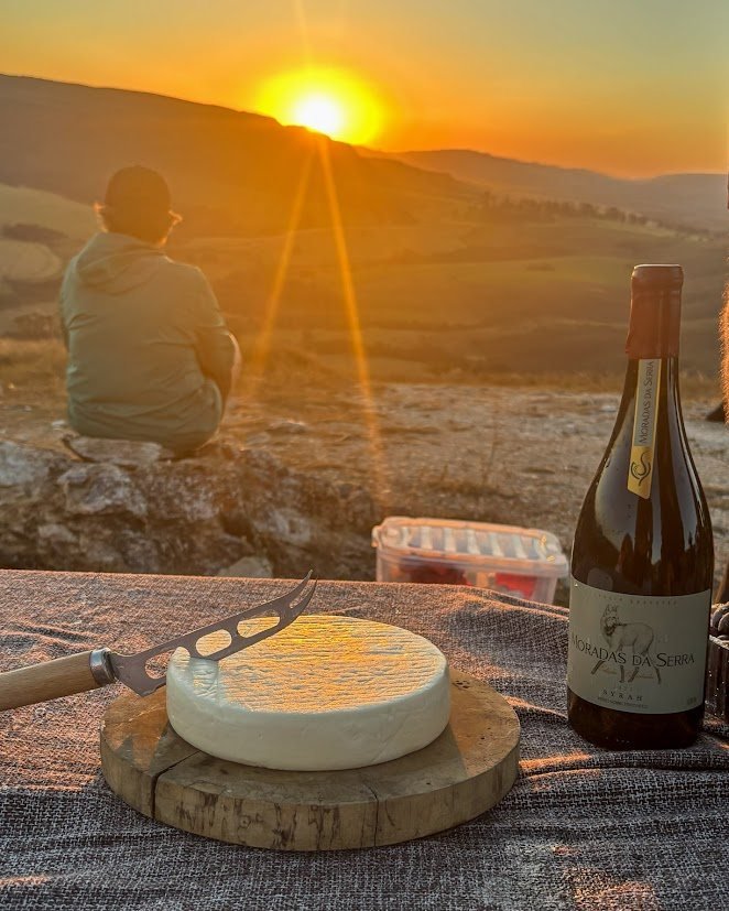 Pôr do sol na serra com vinho e queijo Canastra