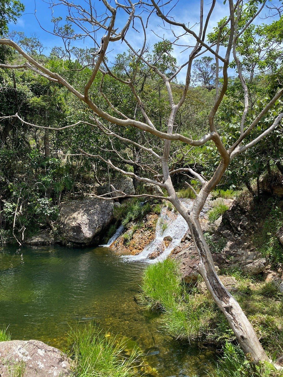 Recanto dos Pássaros, queda d’água entre pedras e árvores