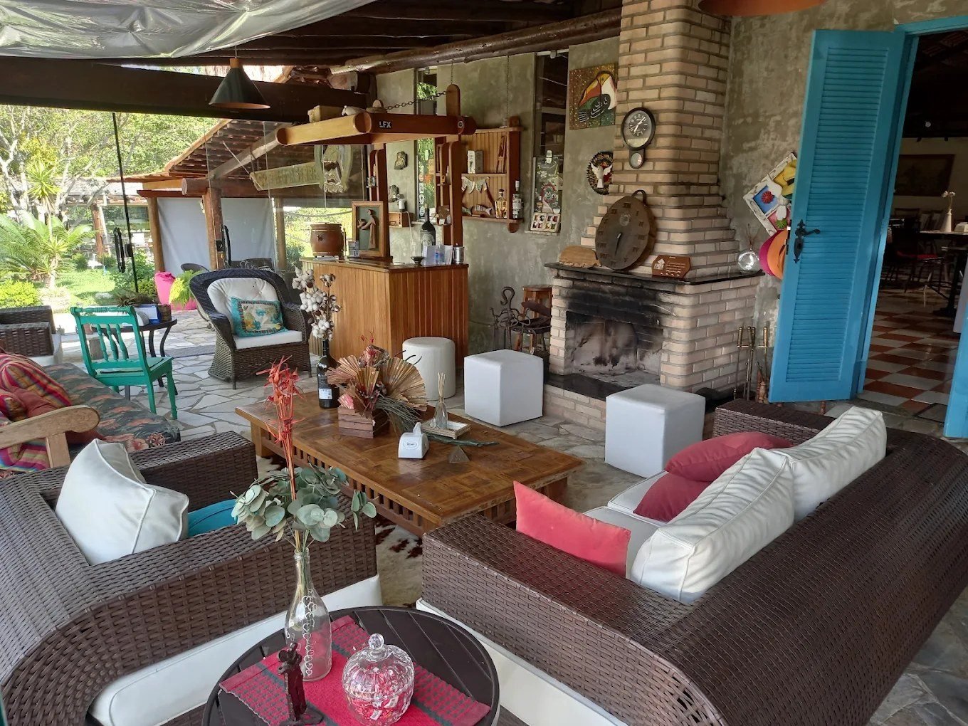 Sala com lareira acesa para as noites na serra